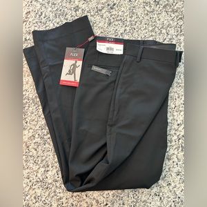 Van Heusen dress pants black, new with tags
Flex, slim fit. 
36/30